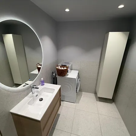 Modern And Centrally Located With 2 Bedrooms And A Garage Space With Ev Charger Lejlighed *