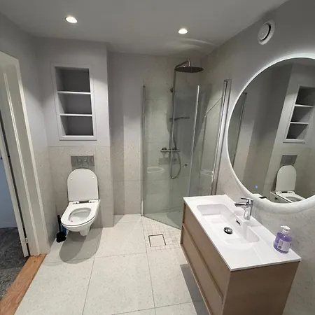 Modern And Centrally Located With 2 Bedrooms And A Garage Space With Ev Charger *